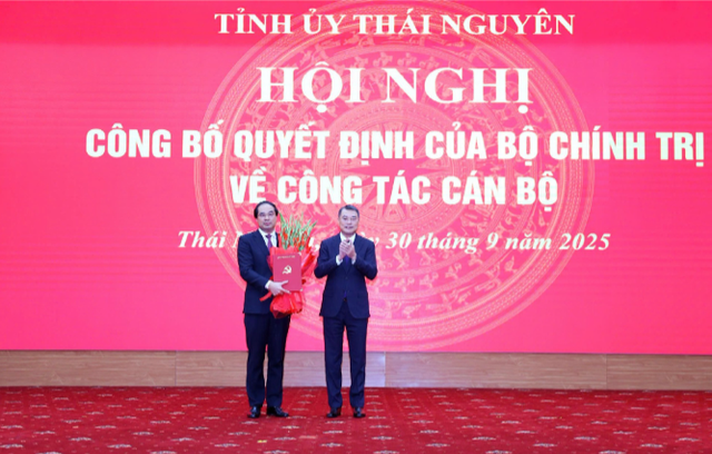 Đồng chí Lê Minh Hưng – Ủy viên Bộ Chính trị, Bí thư Trung ương Đảng, Trưởng Ban Tổ chức Trung ương trao Quyết định của Bộ Chính trị và tặng hoa chúc mừng đồng chí Trịnh Xuân Trường. Đồng chí Lê Minh Hưng – Ủy viên Bộ Chính trị, Bí thư Trung ương Đảng, Trưởng Ban Tổ chức Trung ương trao Quyết định của Bộ Chính trị và tặng hoa chúc mừng đồng chí Trịnh Xuân Trường.