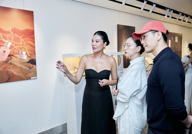 Ngô Thanh Vân - Huy Trần giản dị xuất hiện tại triển lãm của Vũ Cẩm Nhung- Ảnh 2. Ngô Thanh Vân - Huy Trần giản dị xuất hiện tại triển lãm của Vũ Cẩm Nhung- Ảnh 2.