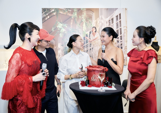 Ngô Thanh Vân - Huy Trần giản dị xuất hiện tại triển lãm của Vũ Cẩm Nhung- Ảnh 3. Ngô Thanh Vân - Huy Trần giản dị xuất hiện tại triển lãm của Vũ Cẩm Nhung- Ảnh 3.