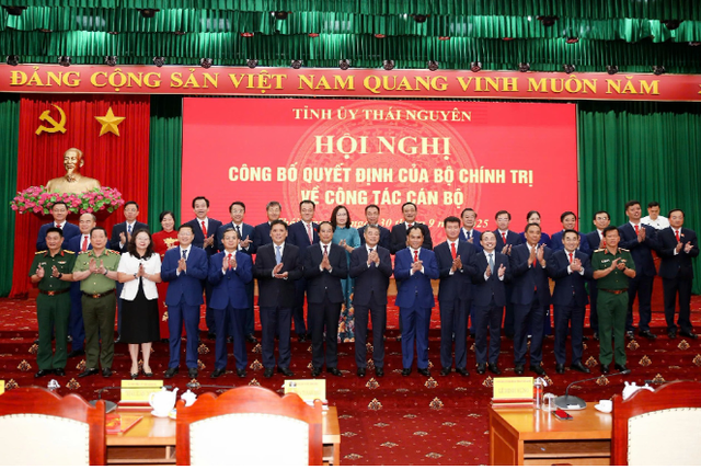 Tại hội nghị, các đồng chí lãnh đạo tỉnh Lào Cai, lãnh đạo tỉnh Thái Nguyên và Đảng ủy Quân khu I đã tặng hoa chúc mừng đồng chí Trịnh Xuân Trường. Tại hội nghị, các đồng chí lãnh đạo tỉnh Lào Cai, lãnh đạo tỉnh Thái Nguyên và Đảng ủy Quân khu I đã tặng hoa chúc mừng đồng chí Trịnh Xuân Trường.