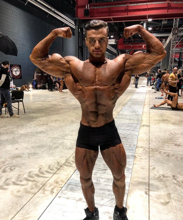 Trai đẹp là “quái vật cơ bắp”, bắp tay cuồn cuộn, eo như Ngọc Trinh nhưng nhìn xuống bên dưới thì sốc- Ảnh 1.