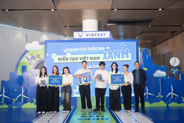 Các thí sinh đạt giải nhận những phần quà giá trị là xe máy điện VinFast. Các thí sinh đạt giải nhận những phần quà giá trị là xe máy điện VinFast.