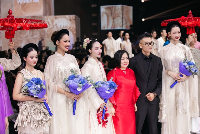 NTK Vũ Việt Hà liên tục đảm nhận vị trí mở màn và khép màn qua các mùa AVIFW NTK Vũ Việt Hà liên tục đảm nhận vị trí mở màn và khép màn qua các mùa AVIFW