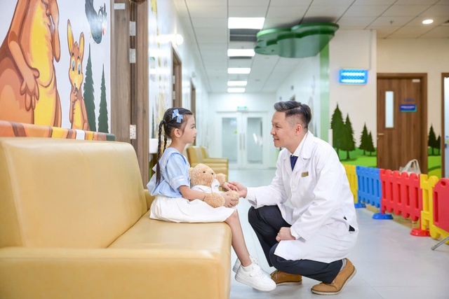 BS Chu Thanh Sơn thăm khám cho bệnh nhi BS Chu Thanh Sơn thăm khám cho bệnh nhi