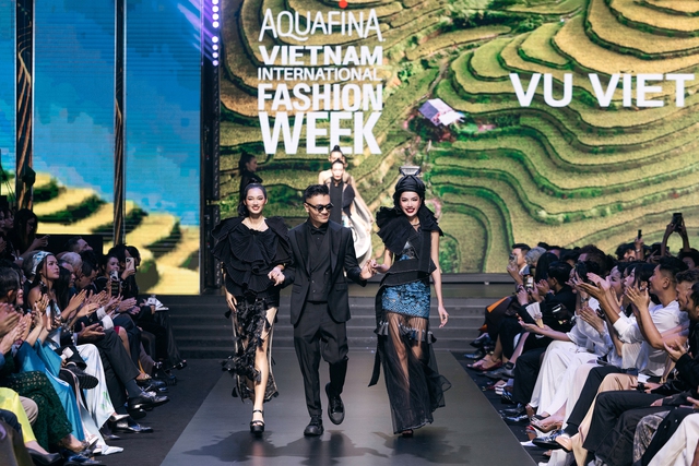 Kỷ niệm cột mốc 20 mùa, AQUAFINA VIETNAM INTERNATIONAL FASHION WEEK chọn Vũ Việt Hà mở màn mùa Thu Đông 2025- Ảnh 3. Kỷ niệm cột mốc 20 mùa, AQUAFINA VIETNAM INTERNATIONAL FASHION WEEK chọn Vũ Việt Hà mở màn mùa Thu Đông 2025- Ảnh 3.