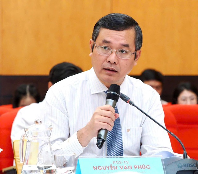 Thứ trưởng Bộ GDĐT Nguyễn Văn Phúc phát biểu tại tọa đàm.