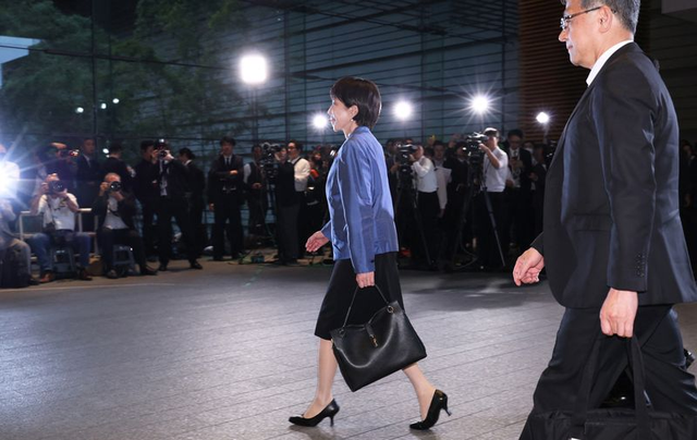 Nữ thủ tướng đầu tiên của Nhật Bản vừa nhậm chức đã khiến túi xách 24 triệu cháy hàng tới năm sau- Ảnh 1. Nữ thủ tướng đầu tiên của Nhật Bản vừa nhậm chức đã khiến túi xách 24 triệu cháy hàng tới năm sau- Ảnh 1.