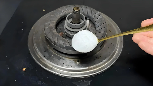 Tại sao nên rắc muối lên bếp gas?- Ảnh 1.