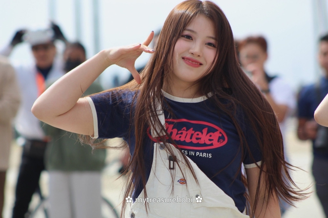 Gọi nữ idol này là tiêu chuẩn sắc đẹp mới của Kpop cũng không ngoa, chỉ một ánh nhìn xứng đáng 800 triệu view- Ảnh 4.