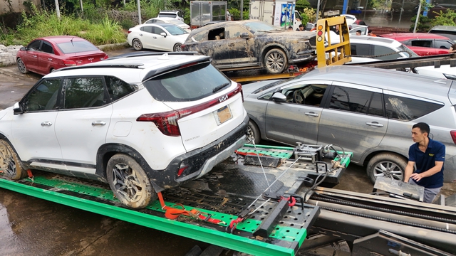 VETC cứu hộ giao thông miễn phí đã có mặt ở tâm lũ Huế, Đà Nẵng: Người dân hãy gọi ngay!- Ảnh 7. VETC cứu hộ giao thông miễn phí đã có mặt ở tâm lũ Huế, Đà Nẵng: Người dân hãy gọi ngay!- Ảnh 7.