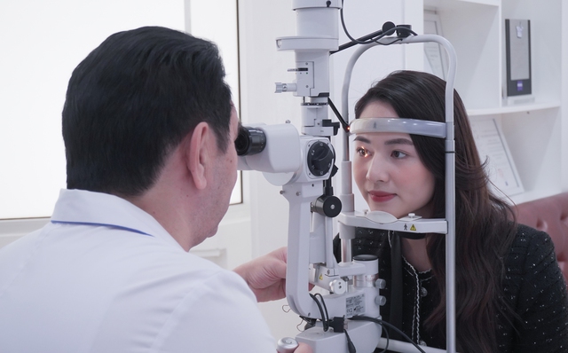 Bong võng mạc, đục thủy tinh thể, thậm chí mù lòa... hàng loạt biến chứng nguy hiểm khi bị cận rất dễ bị ngó lơ!- Ảnh 2. Bong võng mạc, đục thủy tinh thể, thậm chí mù lòa... hàng loạt biến chứng nguy hiểm khi bị cận rất dễ bị ngó lơ!- Ảnh 2.