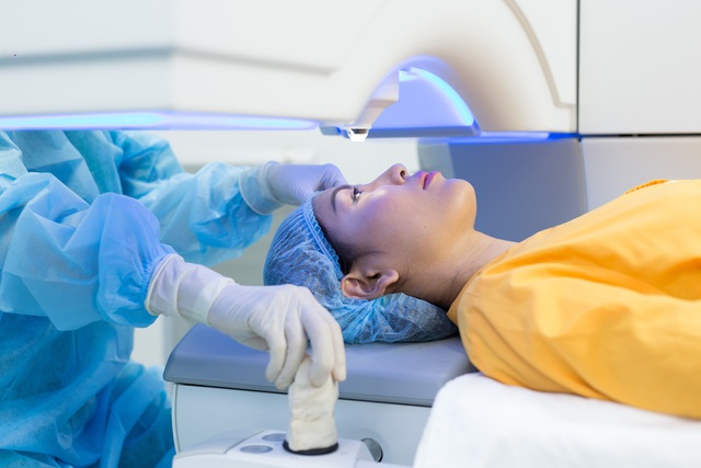 Bong võng mạc, đục thủy tinh thể, thậm chí mù lòa... hàng loạt biến chứng nguy hiểm khi bị cận rất dễ bị ngó lơ!- Ảnh 4. Bong võng mạc, đục thủy tinh thể, thậm chí mù lòa... hàng loạt biến chứng nguy hiểm khi bị cận rất dễ bị ngó lơ!- Ảnh 4.