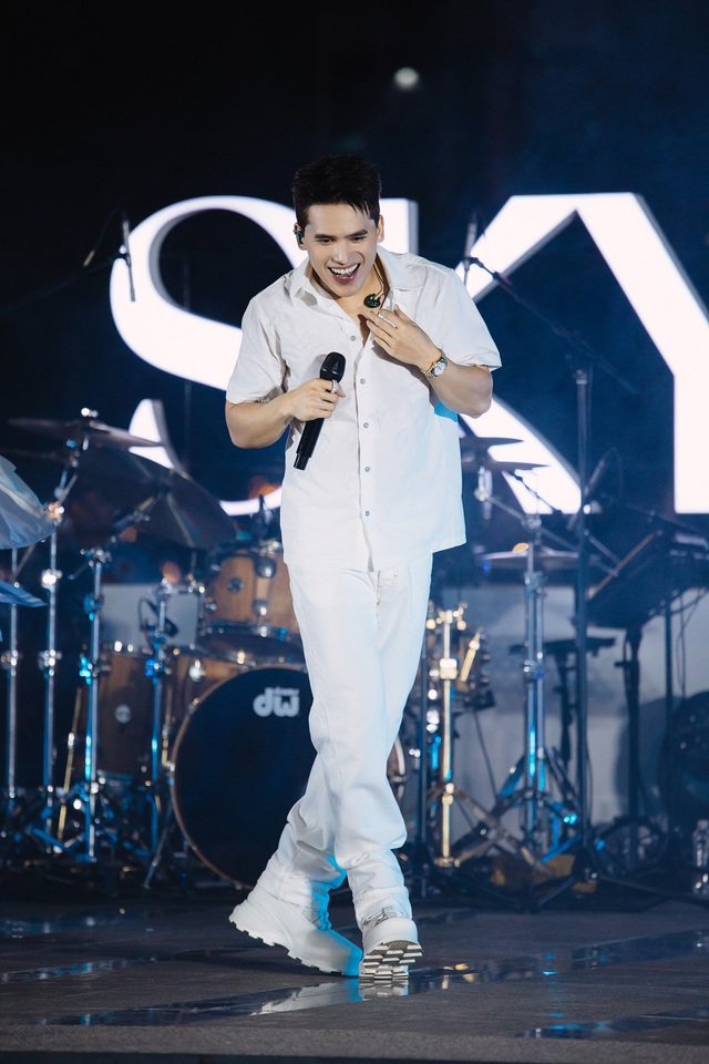 Quốc Thiên tái ngộ Jun Phạm trong mini show "hâm nóng" cho live concert SKYNote- Ảnh 1. Quốc Thiên tái ngộ Jun Phạm trong mini show "hâm nóng" cho live concert SKYNote- Ảnh 1.