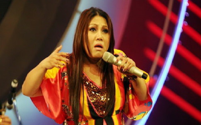 Nữ ca sĩ là công nhân, đứng giữa sân bay hát khiến hải quan Nga sững sờ- Ảnh 2. Nữ ca sĩ là công nhân, đứng giữa sân bay hát khiến hải quan Nga sững sờ- Ảnh 2.