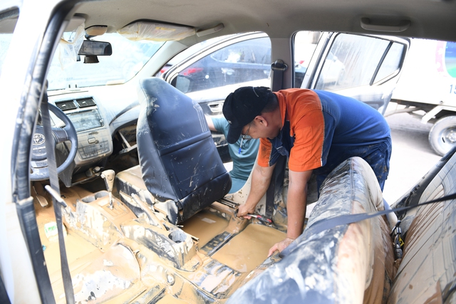 VETC cứu hộ giao thông miễn phí đã có mặt ở tâm lũ Huế, Đà Nẵng: Người dân hãy gọi ngay!- Ảnh 4. VETC cứu hộ giao thông miễn phí đã có mặt ở tâm lũ Huế, Đà Nẵng: Người dân hãy gọi ngay!- Ảnh 4.