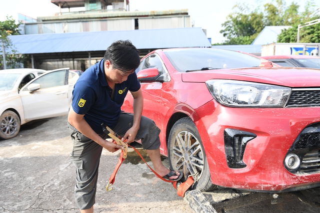 VETC cứu hộ giao thông miễn phí đã có mặt ở tâm lũ Huế, Đà Nẵng: Người dân hãy gọi ngay!- Ảnh 3. VETC cứu hộ giao thông miễn phí đã có mặt ở tâm lũ Huế, Đà Nẵng: Người dân hãy gọi ngay!- Ảnh 3.