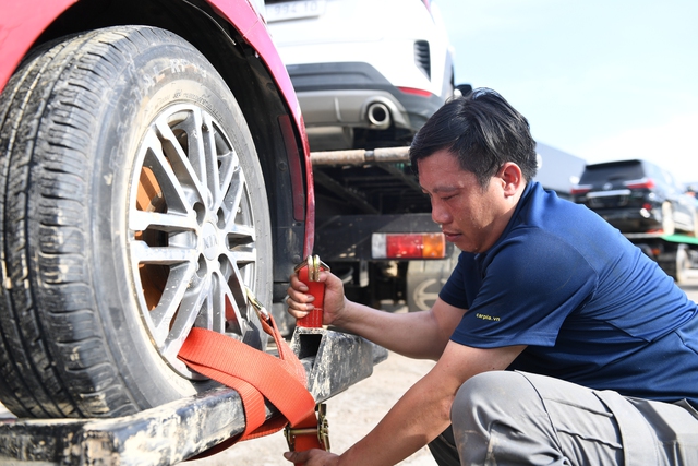 VETC cứu hộ giao thông miễn phí đã có mặt ở tâm lũ Huế, Đà Nẵng: Người dân hãy gọi ngay!- Ảnh 5. VETC cứu hộ giao thông miễn phí đã có mặt ở tâm lũ Huế, Đà Nẵng: Người dân hãy gọi ngay!- Ảnh 5.