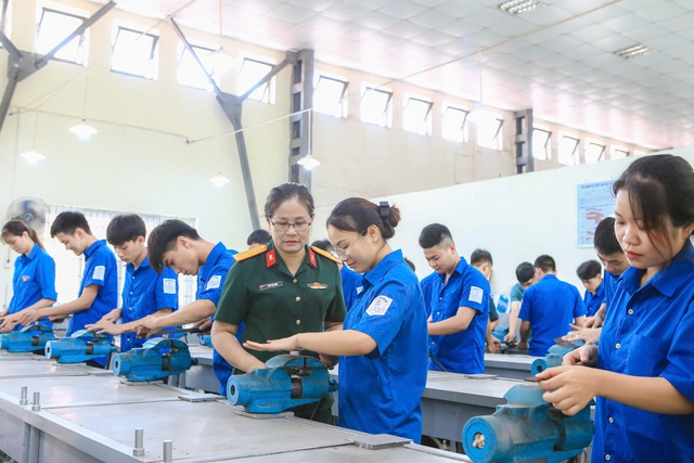 Nâng cao chất lượng đội ngũ nhà giáo ở các nhà trường quân đội theo Nghị quyết số 71-NQ/TW của Bộ Chính trị- Ảnh 2. Nâng cao chất lượng đội ngũ nhà giáo ở các nhà trường quân đội theo Nghị quyết số 71-NQ/TW của Bộ Chính trị- Ảnh 2.