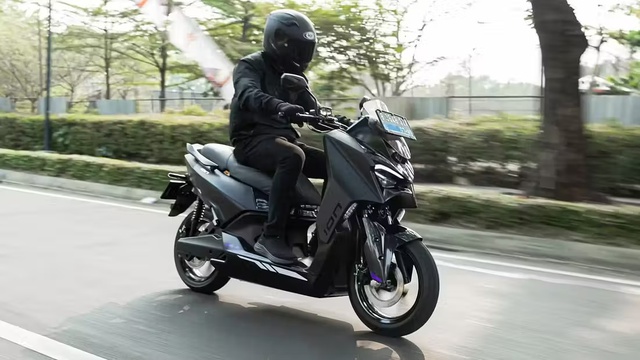 Nhìn cứ tưởng Yamaha XMAX 2026, nhưng đây là một chiếc xe máy điện có công suất 17 mã lực và phạm vi hoạt động lên tới 150km!- Ảnh 4. Nhìn cứ tưởng Yamaha XMAX 2026, nhưng đây là một chiếc xe máy điện có công suất 17 mã lực và phạm vi hoạt động lên tới 150km!- Ảnh 4.