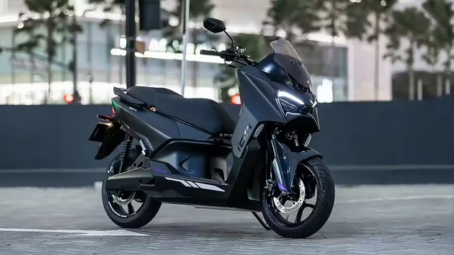 Nhìn cứ tưởng Yamaha XMAX 2026, nhưng đây là một chiếc xe máy điện có công suất 17 mã lực và phạm vi hoạt động lên tới 150km!- Ảnh 6. Nhìn cứ tưởng Yamaha XMAX 2026, nhưng đây là một chiếc xe máy điện có công suất 17 mã lực và phạm vi hoạt động lên tới 150km!- Ảnh 6.