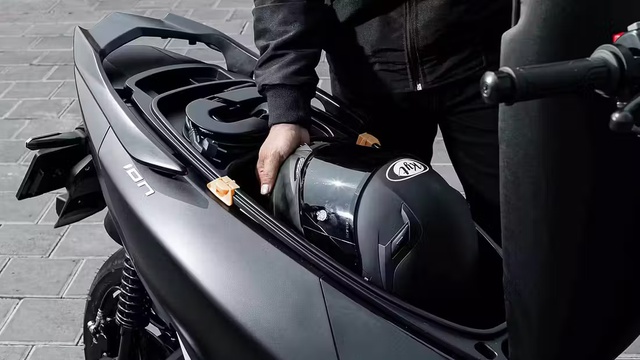 Nhìn cứ tưởng Yamaha XMAX 2026, nhưng đây là một chiếc xe máy điện có công suất 17 mã lực và phạm vi hoạt động lên tới 150km!- Ảnh 8. Nhìn cứ tưởng Yamaha XMAX 2026, nhưng đây là một chiếc xe máy điện có công suất 17 mã lực và phạm vi hoạt động lên tới 150km!- Ảnh 8.