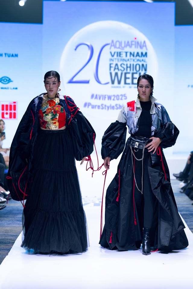 Hai thiết kế đến từ NTK Cao Minh Tiến - nhà thiết kế kết màn mùa thu đông 2025. Hai thiết kế đến từ NTK Cao Minh Tiến - nhà thiết kế kết màn mùa thu đông 2025.