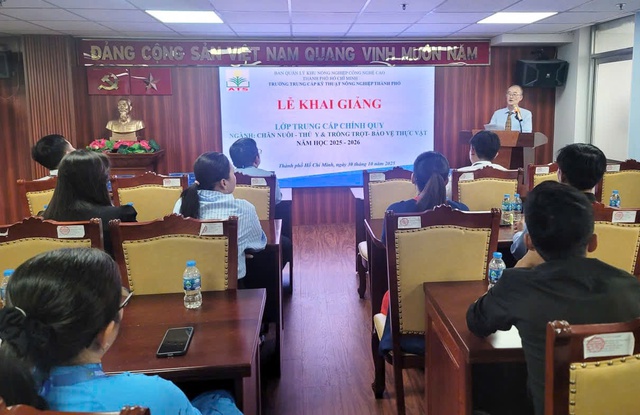 Phó Trưởng Ban QLKNNCNC TPHCM Nguyễn Duy Sơn phát biểu chỉ đạo tại lễ bong da truc tiep xoi lac giảng.