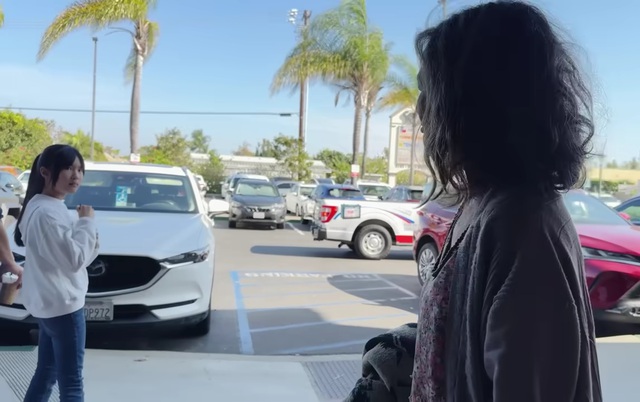 Nữ ca sĩ hóa điên đang đi bỗng la hét: "Giờ mày muốn sao?"- Ảnh 2. Nữ ca sĩ hóa điên đang đi bỗng la hét: "Giờ mày muốn sao?"- Ảnh 2.