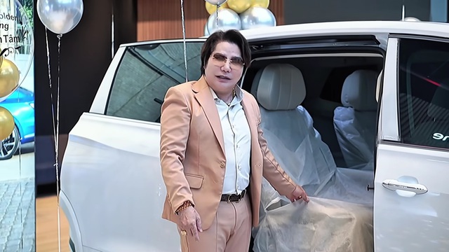 Nam nghệ sĩ từ Mỹ về tậu xe sang đắt tiền- Ảnh 1.