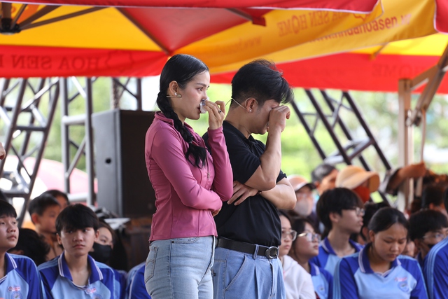 Nam ca sĩ mua nhà 8 tỷ bật khóc nức nở- Ảnh 3. Nam ca sĩ mua nhà 8 tỷ bật khóc nức nở- Ảnh 3.