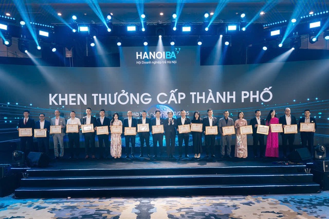 Các tập thể và cá nhân vinh dự nhận Bằng khen của Uỷ ban nhân dân TP. Hà Nội. Các tập thể và cá nhân vinh dự nhận Bằng khen của Uỷ ban nhân dân TP. Hà Nội.
