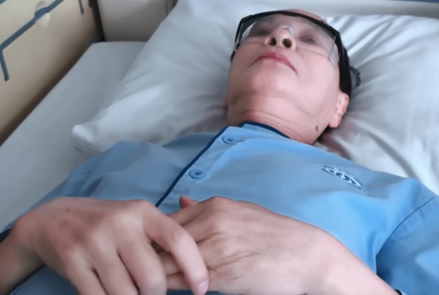 Nam NSND 80 tuổi nhập viện: "Bác sĩ nói thẳng, tôi có thể mù"- Ảnh 2. Nam NSND 80 tuổi nhập viện: "Bác sĩ nói thẳng, tôi có thể mù"- Ảnh 2.