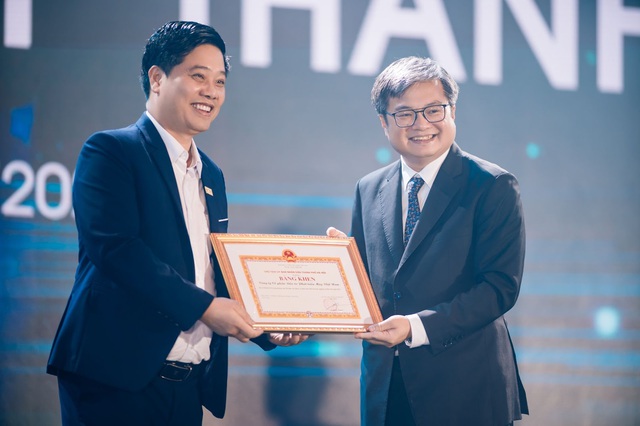 Nhận bằng khen của chủ tịch UBND TP Hà Nội – VIMID ghi dấu ấn mạnh mẽ trong danh sách doanh nghiệp trẻ Thủ đô 2025- Ảnh 1. Nhận bằng khen của chủ tịch UBND TP Hà Nội – VIMID ghi dấu ấn mạnh mẽ trong danh sách doanh nghiệp trẻ Thủ đô 2025- Ảnh 1.