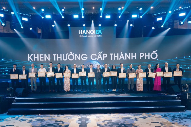 Nhận bằng khen của chủ tịch UBND TP Hà Nội – VIMID ghi dấu ấn mạnh mẽ trong danh sách doanh nghiệp trẻ Thủ đô 2025- Ảnh 3. Nhận bằng khen của chủ tịch UBND TP Hà Nội – VIMID ghi dấu ấn mạnh mẽ trong danh sách doanh nghiệp trẻ Thủ đô 2025- Ảnh 3.