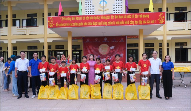 Trung thu cho trẻ em vùng cao Nam Trạch- Hành trình yêu thương- Ảnh 4. Trung thu cho trẻ em vùng cao Nam Trạch- Hành trình yêu thương- Ảnh 4.