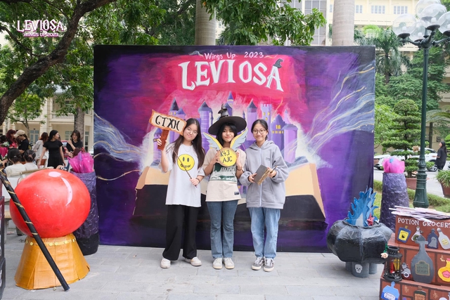 Các bạn tân sinh viên tham gia check in photobooth của keo nha cai com truc tiep bong da 2023: Leviosa. (Ảnh: BTC).