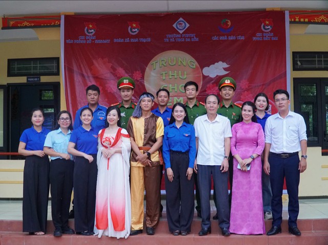 Các đại biểu chụp hình lưu niệm. Các đại biểu chụp hình lưu niệm.