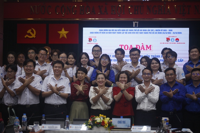 Các khách mời chụp hình lưu niệm. Các khách mời chụp hình lưu niệm.