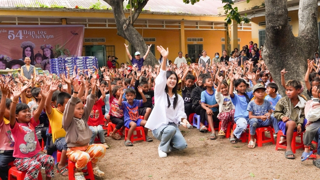 Ca sĩ Ph&uacute;c Anh mang dự &aacute;n "54 d&acirc;n tộc Việt Nam" đến l&agrave;ng phong ở Gia Lai- Ảnh 1.