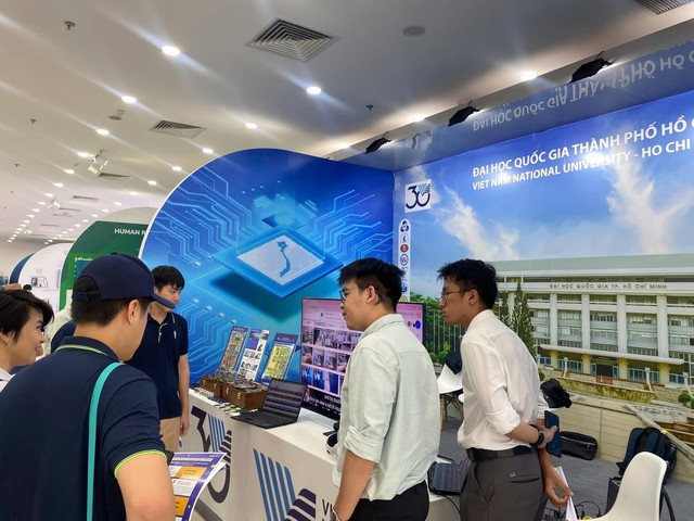 Đại học Quốc gia TP. Hồ Chí Minh khẳng định vai trò tiên phong tại Triển lãm Quốc tế Đổi mới Sáng tạo Việt Nam 2025- Ảnh 5. Đại học Quốc gia TP. Hồ Chí Minh khẳng định vai trò tiên phong tại Triển lãm Quốc tế Đổi mới Sáng tạo Việt Nam 2025- Ảnh 5.