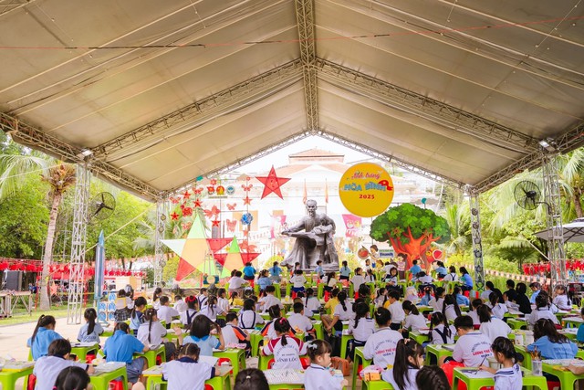 Sắc màu “ánh trăng hòa bình” rực rỡ trong chung kết liên hoan vẽ tranh thiếu nhi- Ảnh 2. Sắc màu “ánh trăng hòa bình” rực rỡ trong chung kết liên hoan vẽ tranh thiếu nhi- Ảnh 2.