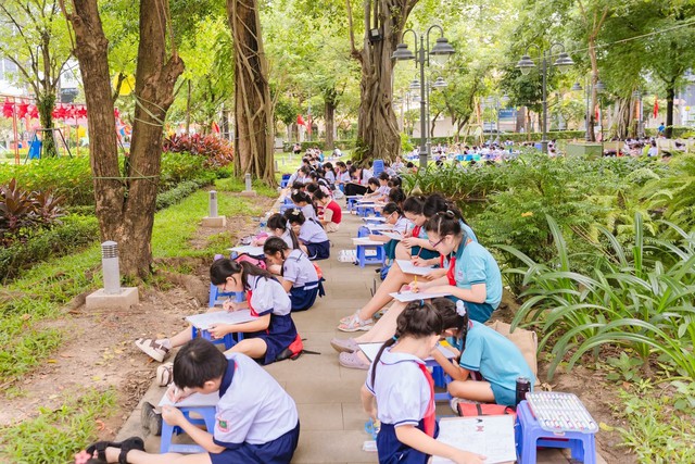 Sắc màu “ánh trăng hòa bình” rực rỡ trong chung kết liên hoan vẽ tranh thiếu nhi- Ảnh 3. Sắc màu “ánh trăng hòa bình” rực rỡ trong chung kết liên hoan vẽ tranh thiếu nhi- Ảnh 3.