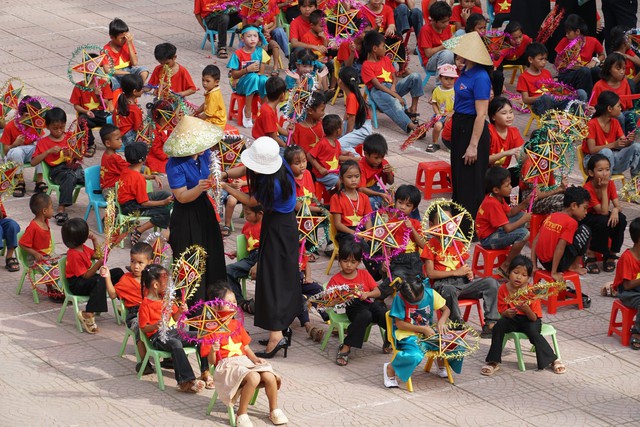 Những chiếc lồng đen truyền lấp lánh được các anh chị đoàn viên trao tận tay cho các em nhỏ. Những chiếc lồng đen truyền lấp lánh được các anh chị đoàn viên trao tận tay cho các em nhỏ.
