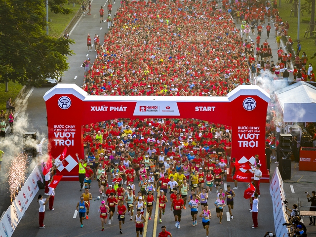 Giải Marathon Quốc tế Hà Nội Techcombank Mùa thứ 4 thu hút hơn 13.000 VĐV, gấp gần 1,5 lần so với mùa giải trước. Giải Marathon Quốc tế Hà Nội Techcombank Mùa thứ 4 thu hút hơn 13.000 VĐV, gấp gần 1,5 lần so với mùa giải trước.