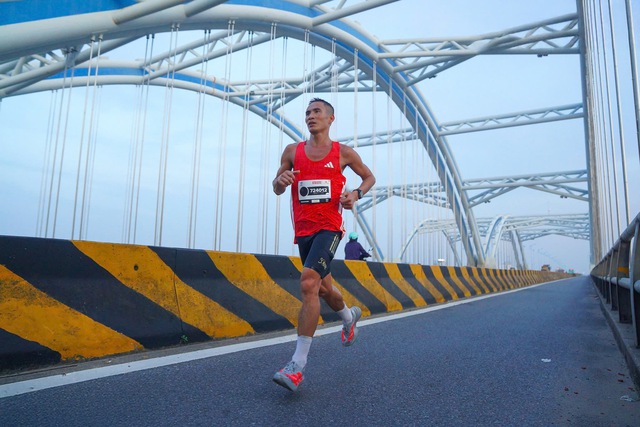Vận động viên Phạm Tiến Sản trên hành trình chinh phục Giải Marathon Quốc tế Hà Nội Techcombank mùa thứ 4. Vận động viên Phạm Tiến Sản trên hành trình chinh phục Giải Marathon Quốc tế Hà Nội Techcombank mùa thứ 4.