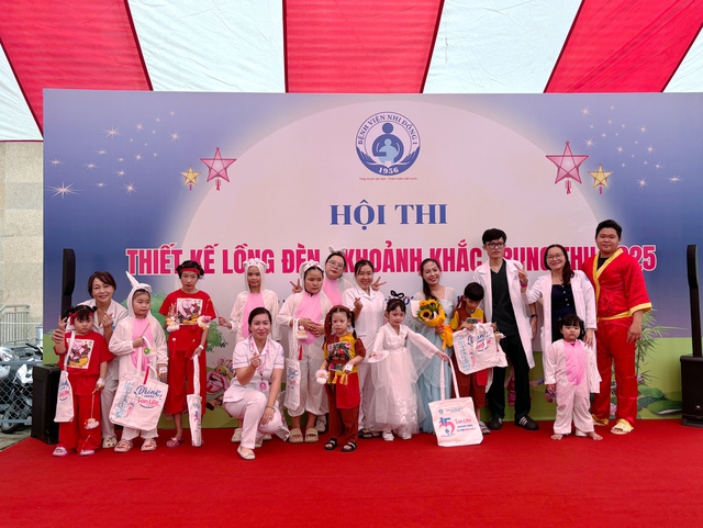 Các con nhận quà trung thu. Các con nhận quà trung thu.