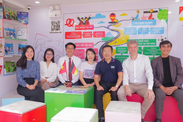 “Chuyến xe Hướng nghiệp Đức 2025 – Mang triệu ước mơ” đến với sinh viên Nhân văn- Ảnh 5. “Chuyến xe Hướng nghiệp Đức 2025 – Mang triệu ước mơ” đến với sinh viên Nhân văn- Ảnh 5.