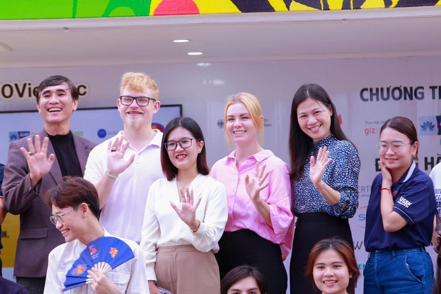 “Chuyến xe Hướng nghiệp Đức 2025 – Mang triệu ước mơ” đến với sinh viên Nhân văn- Ảnh 6. “Chuyến xe Hướng nghiệp Đức 2025 – Mang triệu ước mơ” đến với sinh viên Nhân văn- Ảnh 6.