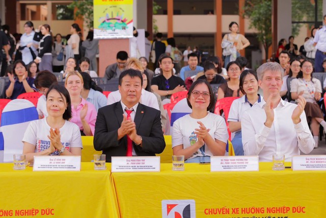 “Chuyến xe Hướng nghiệp Đức 2025 – Mang triệu ước mơ” đến với sinh viên Nhân văn- Ảnh 4. “Chuyến xe Hướng nghiệp Đức 2025 – Mang triệu ước mơ” đến với sinh viên Nhân văn- Ảnh 4.