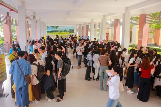 “Chuyến xe Hướng nghiệp Đức 2025 – Mang triệu ước mơ” đến với sinh viên Nhân văn- Ảnh 7. “Chuyến xe Hướng nghiệp Đức 2025 – Mang triệu ước mơ” đến với sinh viên Nhân văn- Ảnh 7.